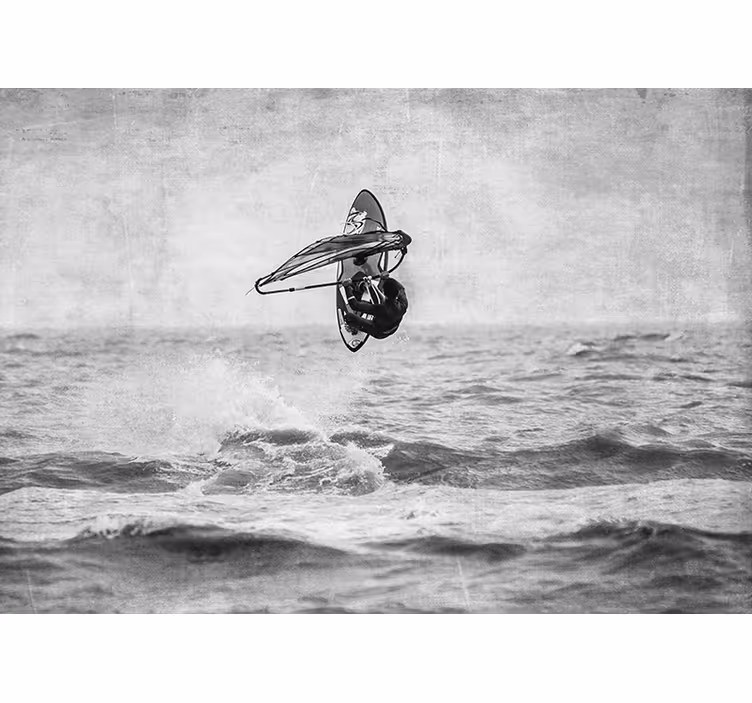 Grå fototapet windsurf i sort og hvid - TenStickers