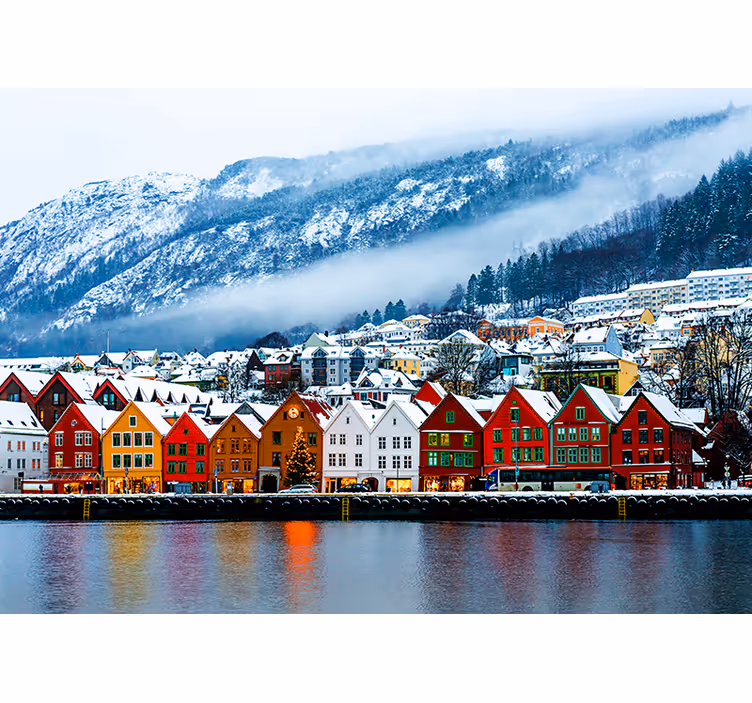 Farverige huse ved vandet fototapet af byer - TenStickers