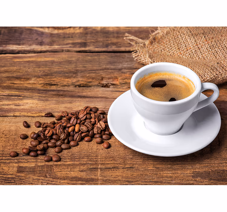 Kaffe på et træbord fototapet - TenStickers