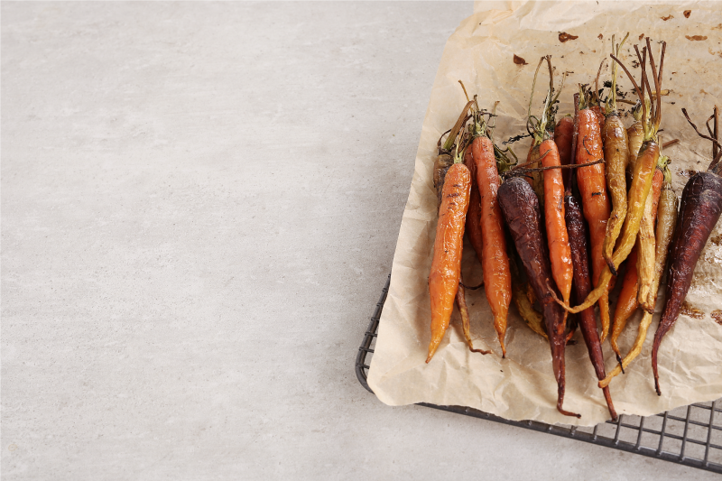 Restaurant dækkeserviet med bagte farverige gulerødder - TenStickers