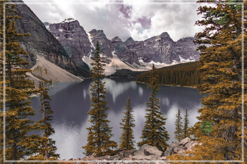 Moderne dækkeserviet med naturskønt bjergudsigt - TenStickers