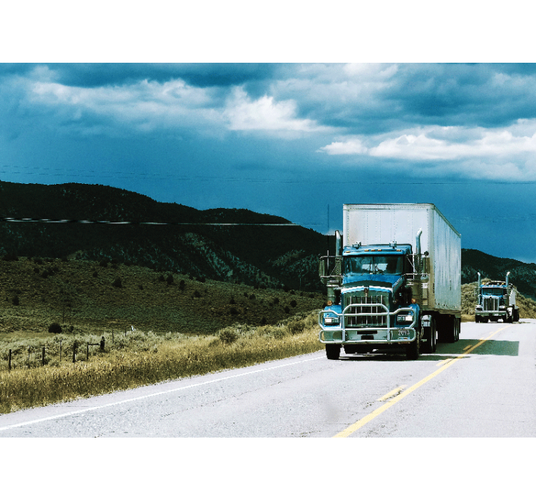 Lastbil i smuk natur fototapet - TenStickers