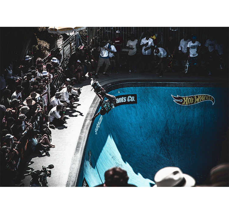 Skateboarder udfører et trick fototapet køretøj - TenStickers