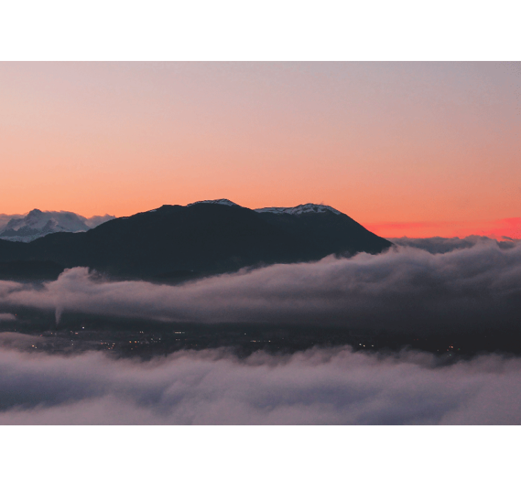 Overskyet solopgang i bjergene fototapet - TenStickers