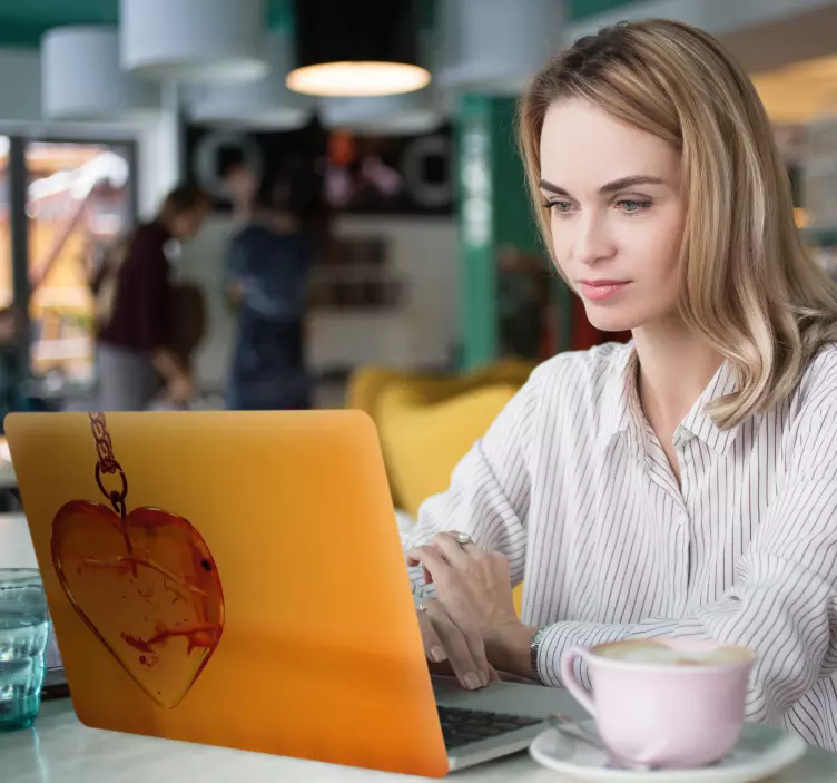 Hjerte af gule laptop sticker - TenStickers