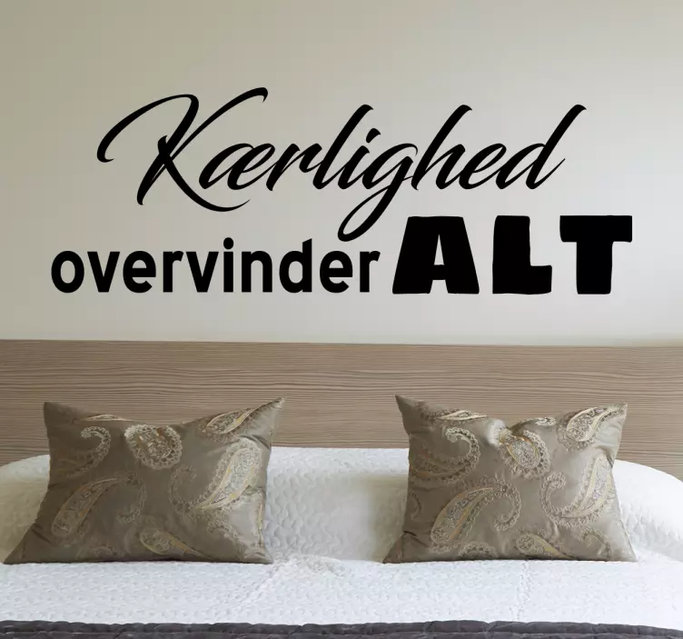 Kærlighed overvinder alt sticker - TenStickers