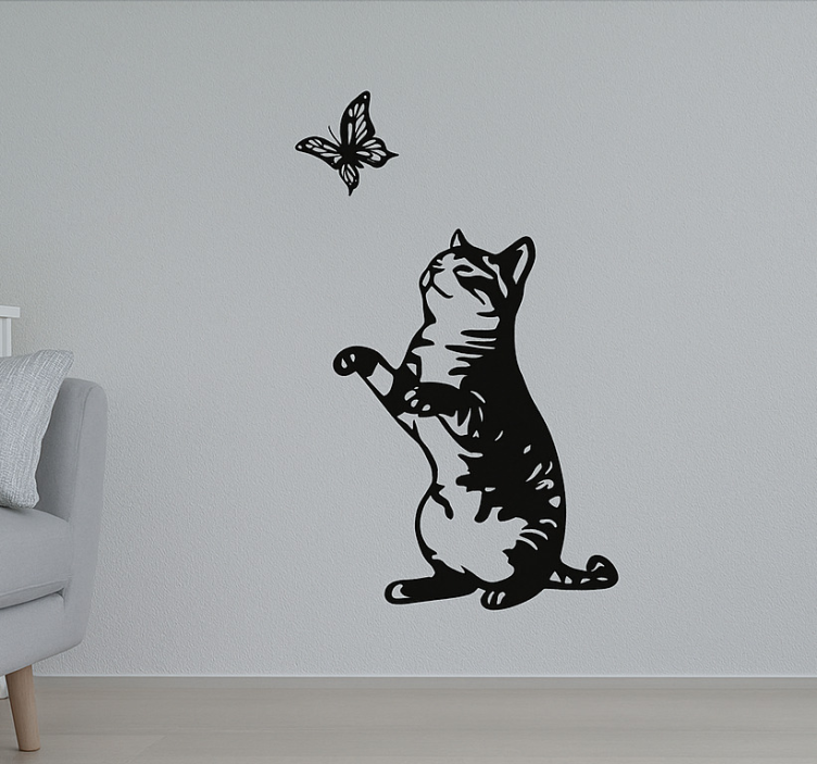 Legesyg kat med sommerfugl stue wallsticker - TenStickers