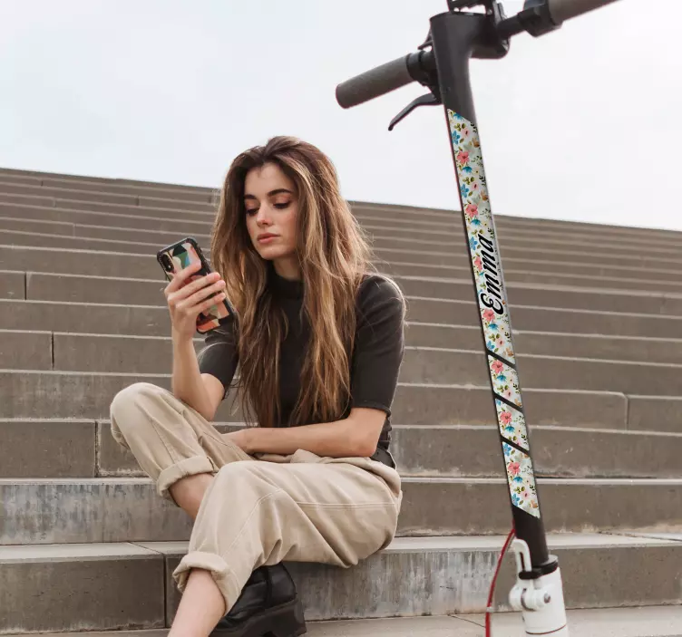 Patinete blomst med navn Klistermærke løbehjul - TenStickers