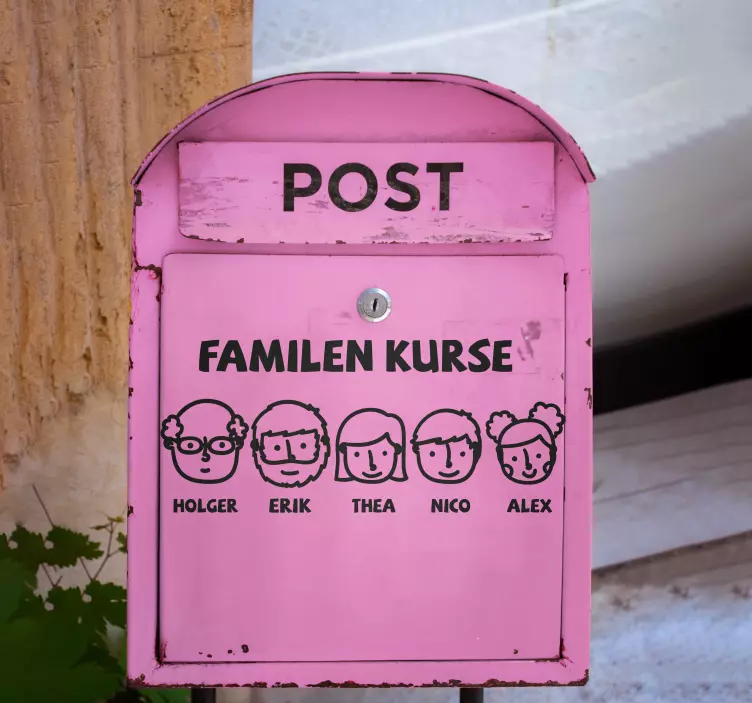 Postkasse med forælder og tre børn klistermærke - TenStickers