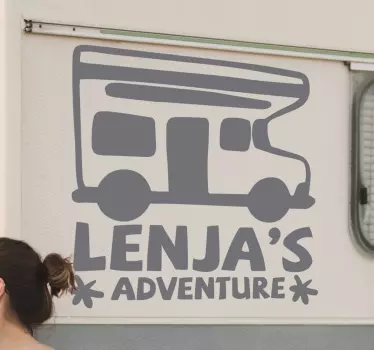 Adventure med navn klistermærke til campingvogn - TenStickers