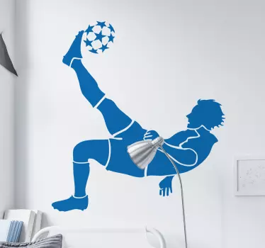 Fodboldspiller, der sparker i en boldvægemærkat - TenStickers