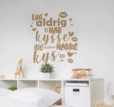 Wallsticker til stuen "lad aldrig en nar kysse dig" - TenStickers