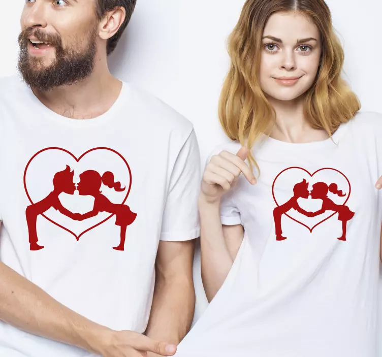 En pige og en dreng, der kysser par t -shirts - TenStickers