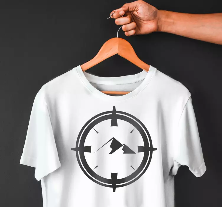 Rundt kompas med bjerge specialdesignet t-shirt - TenStickers