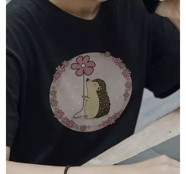Baby t-shirt med sød pindsvin der holder blomst - TenStickers