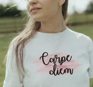 Carme diem med pink aquarella original t-shirt - TenStickers
