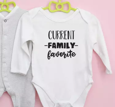 Yndlings familiemedlem baby t-shirt - TenStickers