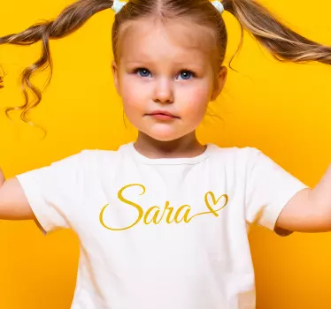 Kalligrafisk navn med et hjerte t-shirt - TenStickers
