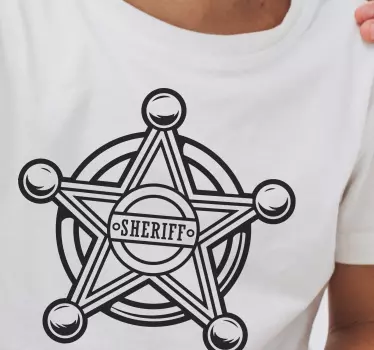 Original t-shirt med sheriffstjerne emblem - TenStickers