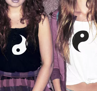 Original t-shirt med yin yang symbol - TenStickers