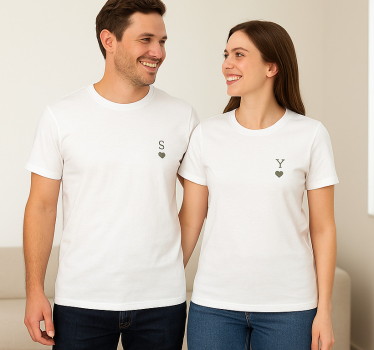Par t-shirt med minimalistiske initialer - TenStickers