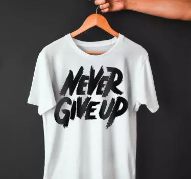 T-shirt med grunge bogstaver "giv aldrig op". - TenStickers